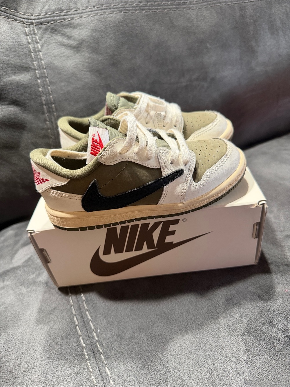 Nike Kids Low-Top Sneakers in Olive Green, White & Black